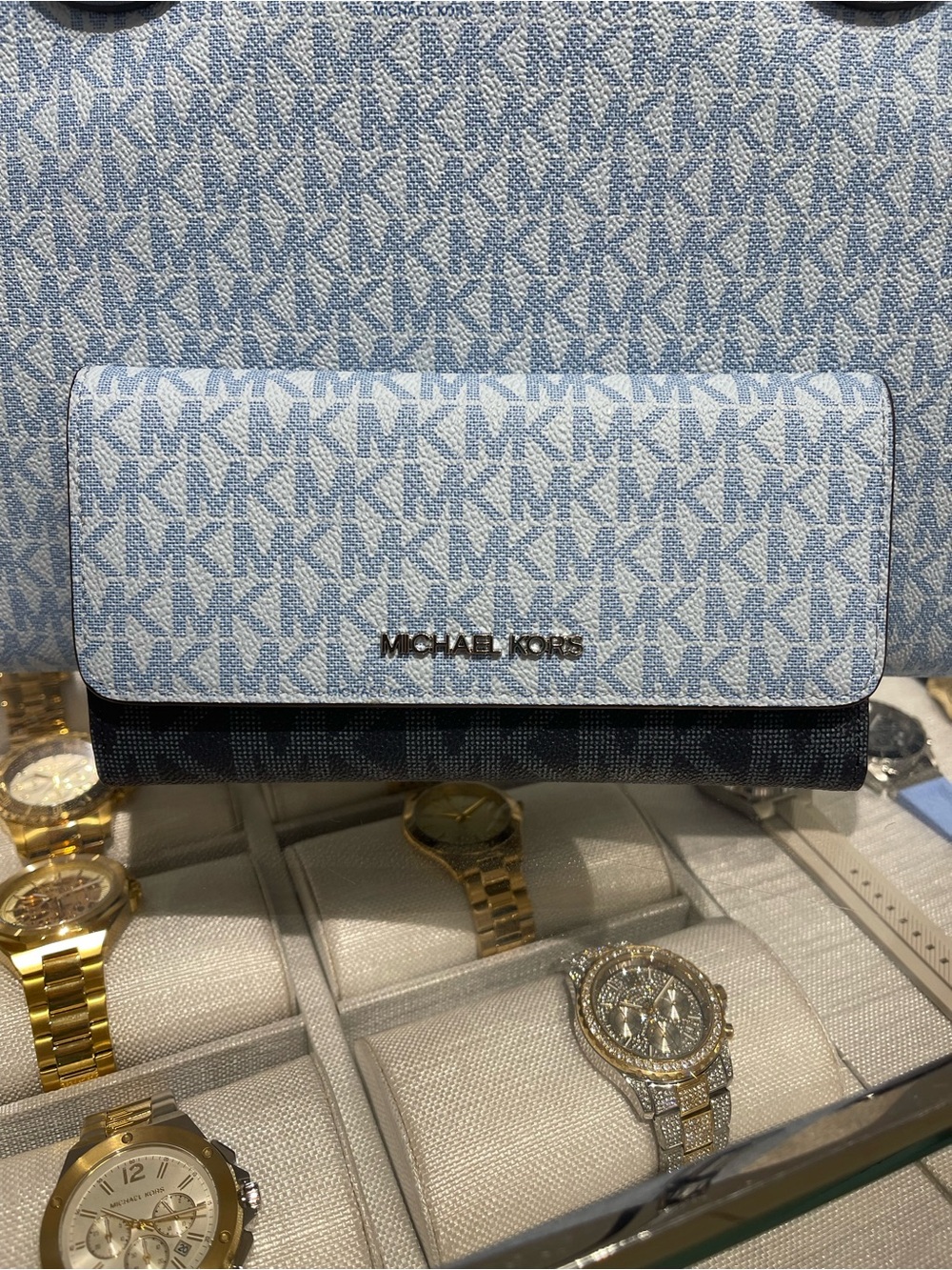 Michael Kors Jet Set Trvl Signature Logo Tri-Fold Wallet Trifold 
Pale Ocean
NWT - Picture 12 of 16